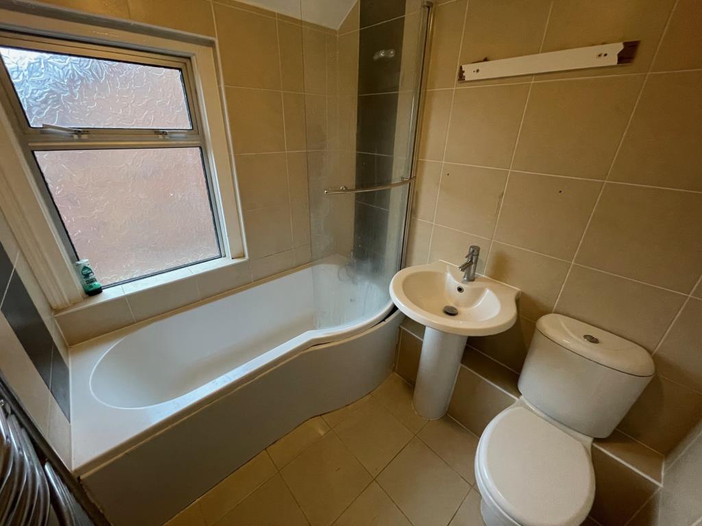 Lot: 3 - THREE-BEDROOM HOUSE IN POPULAR LOCATION - Bathroom with shower attachment over the bath